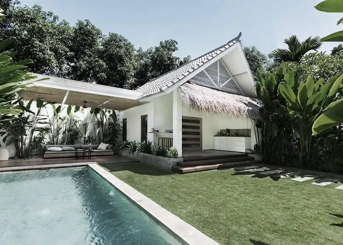 Q - Pool House - Contemporary Pool House - Villa *
