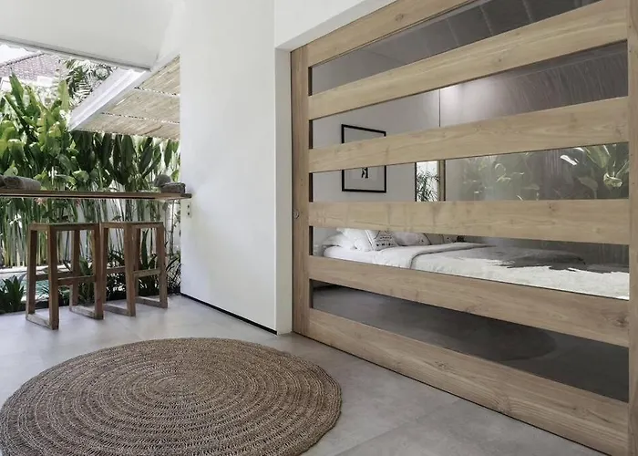 Q - Pool House - Contemporary Pool House - Villa