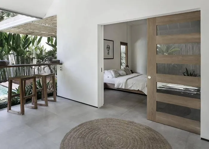 Q - Pool House - Contemporary Pool House -