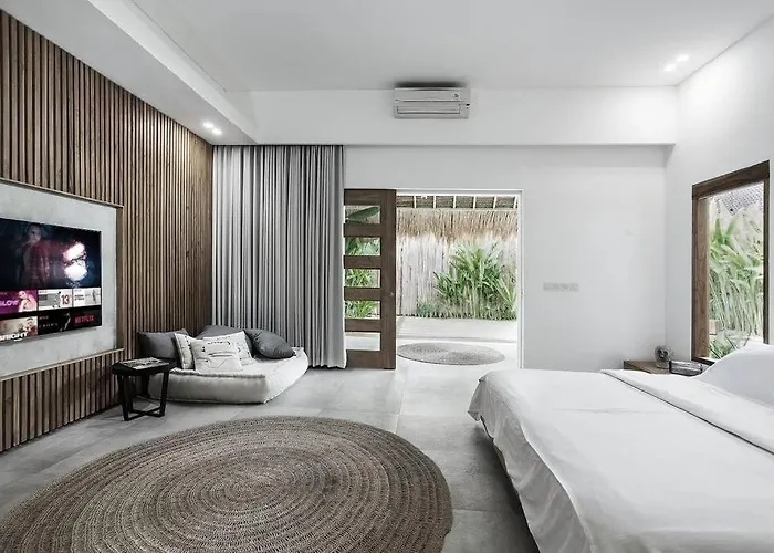 Q - Pool House - Contemporary Pool House - *